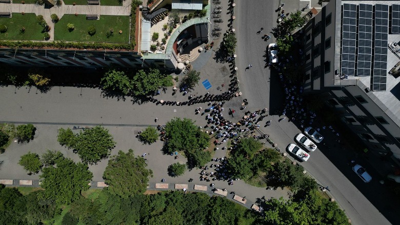 Opozita protestë para Bashkisë së Tiranës, 30 minuta ‘revoltë’! Mungojnë molotovët, një grusht militantësh djegin goma