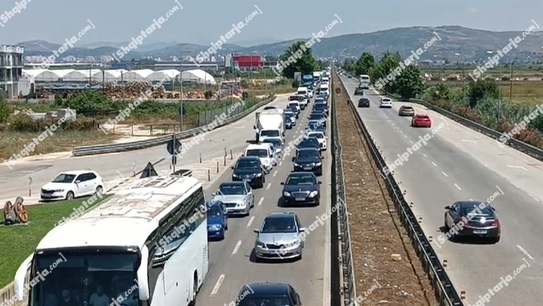 Aksident i trefishtë në aksin Lushnjë-Fier, dy të lënduar! Krijohet trafik kilometrik (VIDEO)