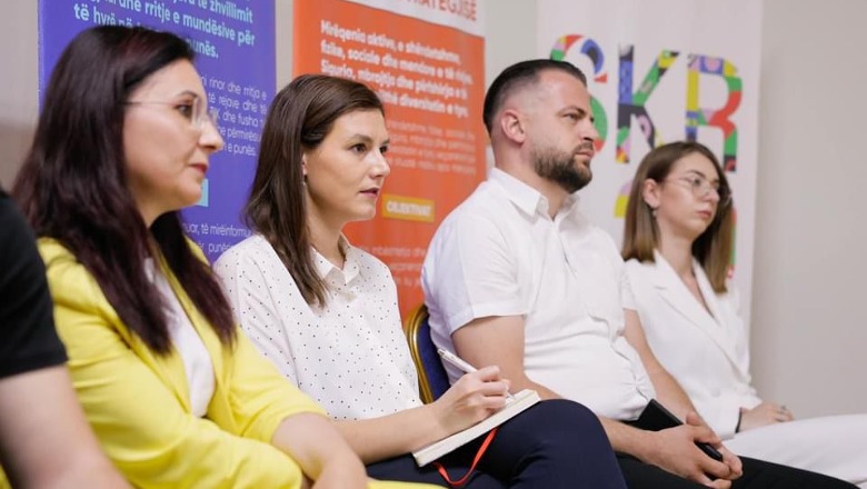 Rishikimi i ligjit ‘Për Rininë’, ministrja Muzhaqi në Lushnjë e Kuçovë: Reflektojmë sugjerimet e të rinjve