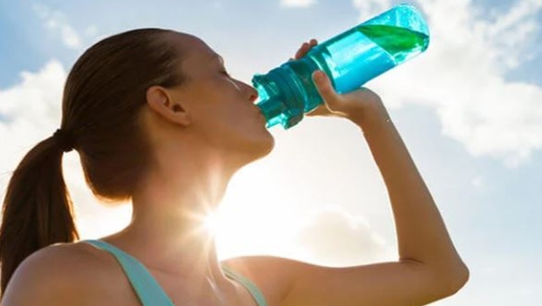 Cilat janë disa shenja që tregojnë se jeni të dehidratuar dhe keni nevojë për më shumë ujë