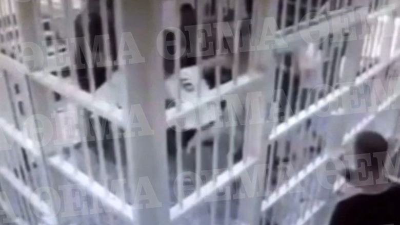 VIDEO/ U vra në burgun grek, publikohen pamjet kur të burgosurit rrahin brutalisht dhe qëllojnë me thikë Alfons Doçin