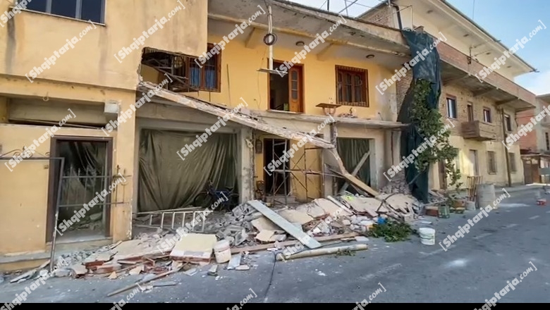 Pogradec/ Po rikonstruktonte banesën, 27 vjeçari rrëzohet e zë muri poshtë 