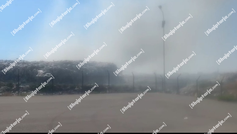 Përfshihet nga flakët fusha e mbetjeve në Vlorë, qytetin e mbulon tymi në kulmin e sezonit turistik! Dyshohet i qëllimshëm (VIDEO)