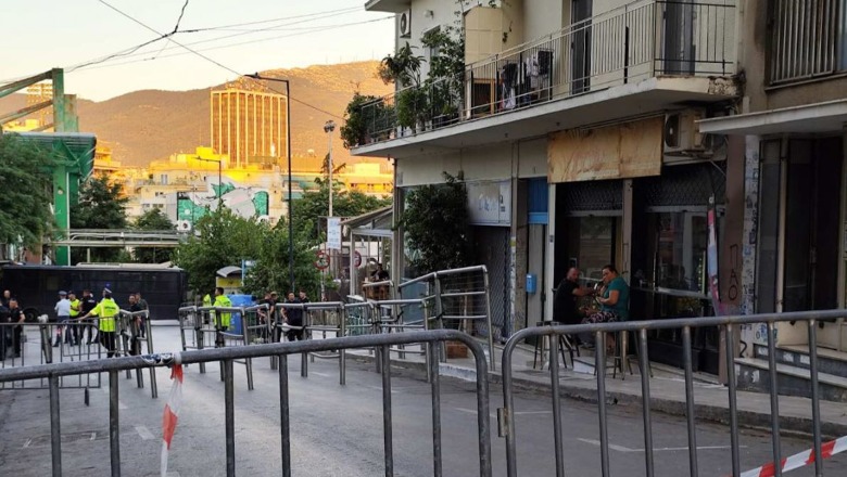 Përplasje mes tifozëve jashtë stadiumit në Greqi, qëllohet me armë! 3 të plagosur, 70 të arrestuar