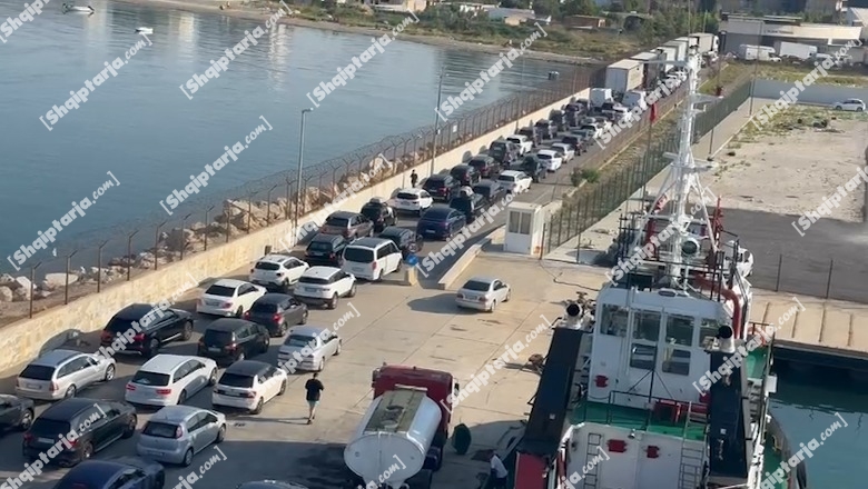 Sezoni turistik, fluks emigranëtsh në portin e Vlorës dhe pikën kufitare të Kapshticës