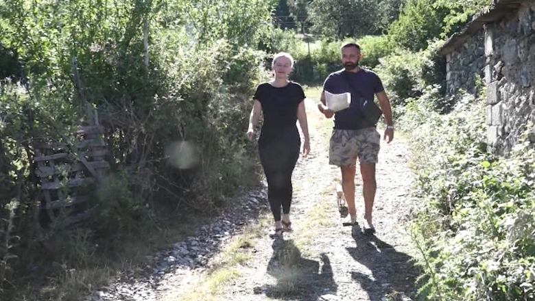 Kukës/ Pas 25 vitesh emigrim rikthehet në atdhe me gruan çeke: Më pëlqen Shqipëria, natyra e ushqimet