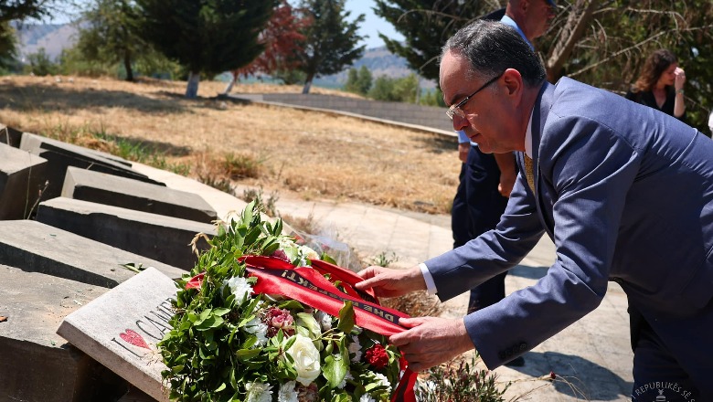 Presidenti Begaj viziton varrezat e viktimave të genocidit çam