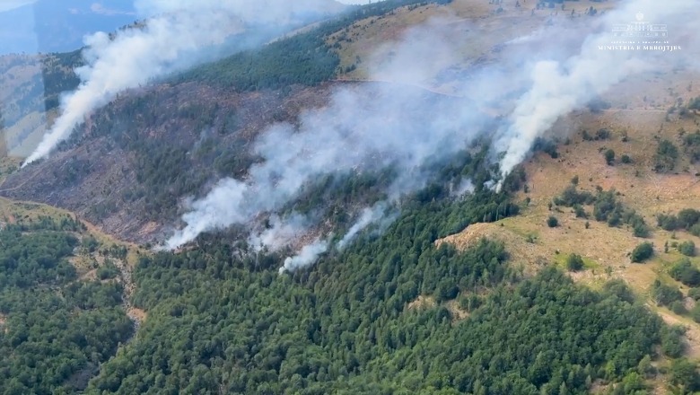 Klos/ Zjarr në pyllin e fshatit Kurdari, helikopteri ndërhyn për shuarjen e flakëve