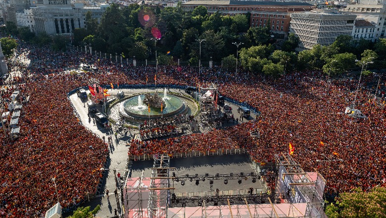 Nga mbreti te kryeministri, mbi gjysëm milionë njerëz në shesh për Spanjën! Cucurrela rrëmben skenën