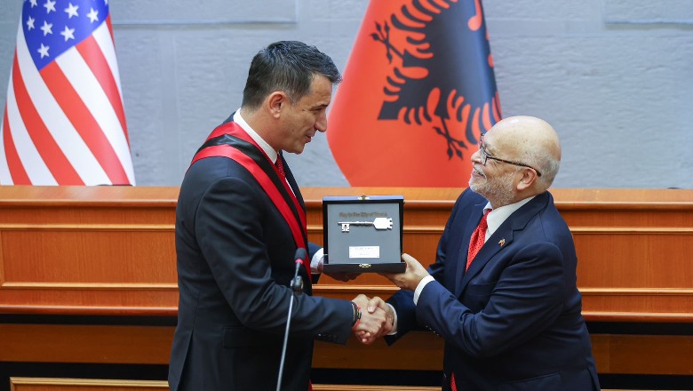 Veliaj nderon ish-ambasadorin Arvizu me ‘Çelësin e Qytetit’: Avokat dhe promotor i përjetshëm i Shqipërisë dhe Tiranës