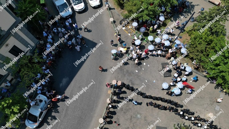 Një grusht militantësh të opozitës protestë te Bashkia e Tiranës, me çadra ‘lironi Berishën’! Report Tv sjell pamjet me dron