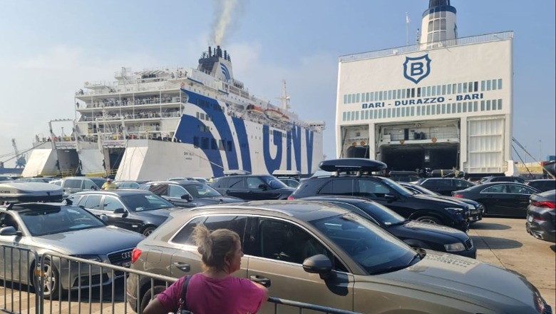 Mijëra udhëtarë në portet Vlorë e Durrës, më shumë se vjet në korrik