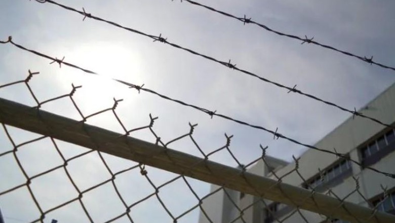 Gjobvënie brenda burgut të Kretës! 3 shqiptarë shantazhonin të burgosurit me familjarët dhe shuma deri në 1000 euro