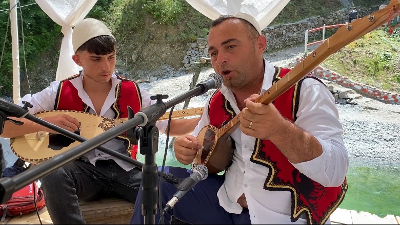 Performancë me çifteli për turistët në lumin e Shalës, 42-vjeçari krah të birit: Dua t’ia trashëgoj, vizitorët kënaqen me meloditë tradicionale