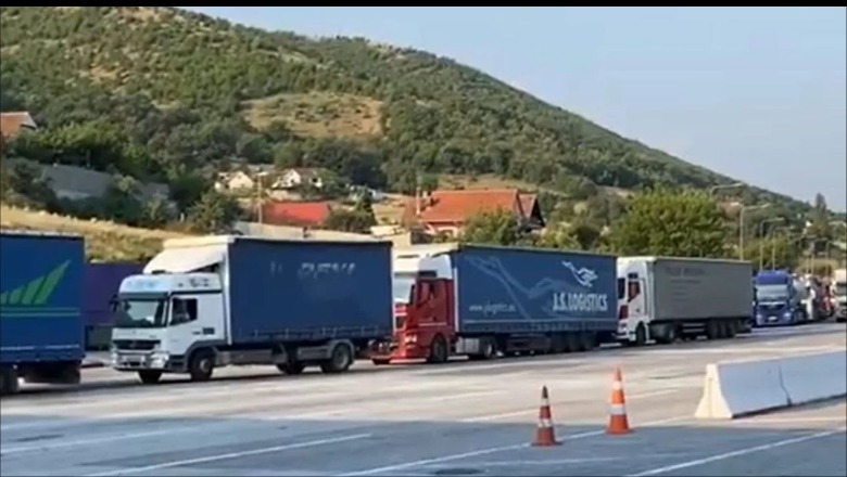 Dhjetra kamionë në radhë në doganën e Kosovës, vështirësi në hyrjen e mallrave nga Shqipëria