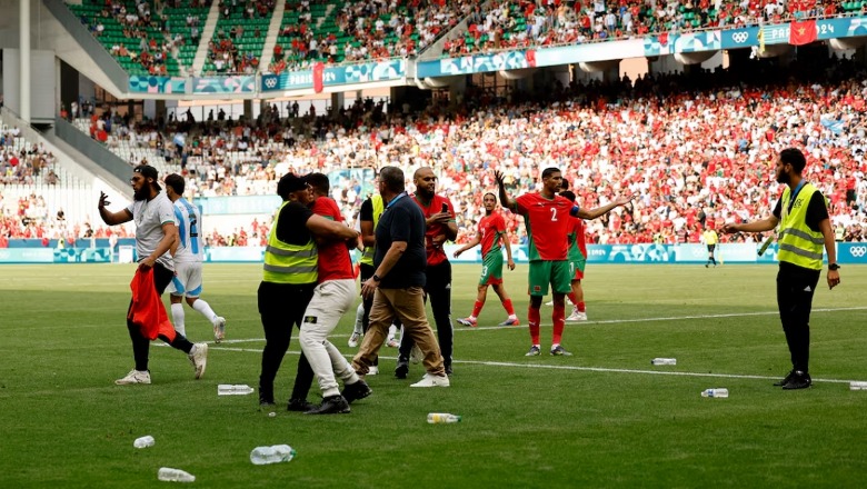 VIDEO/ Dhunë në Lojërat Olimpike, lojtarët 'ngujohen'! Argjentina barazoi 2-2 në fund kundër Marokut, organizatorët thonë se ndeshja s'ka përfunduar