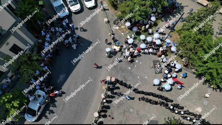 Protesta e opozitës, bllokohet përkohësisht qarkullimi i makinave në bulevardin kryesor pranë Bashkisë së Tiranës