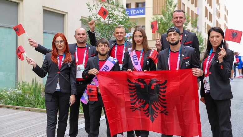 Paris 2024/ Ekipi i Shqipërisë gati për ceremoninë hapëse të Lojërave Olimpike (FOTO)