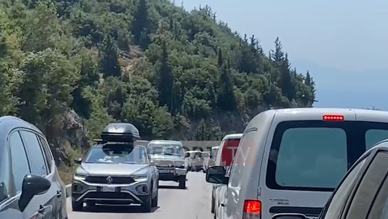 Dyndje drejt plazheve të jugut, trafik i rënduar në aksin Dhërmi-Himarë