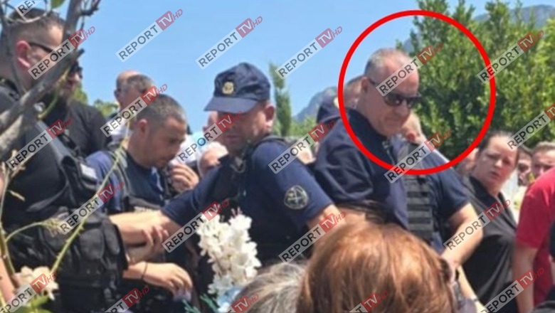 FOTO EKSKLUZIVE/ I lidhur me policin me pranga, Dritan Dajti lë qelinë, merr pjesë në ceremoninë mortore të nënës
