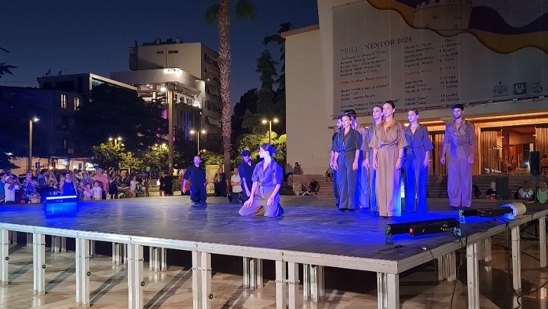 Baleti kontemporan 'Uni' shfaqet me sukses në Durrës, Shqevi: 'Uni' na bën të rikthejmë vëmendjen te brendia jonë