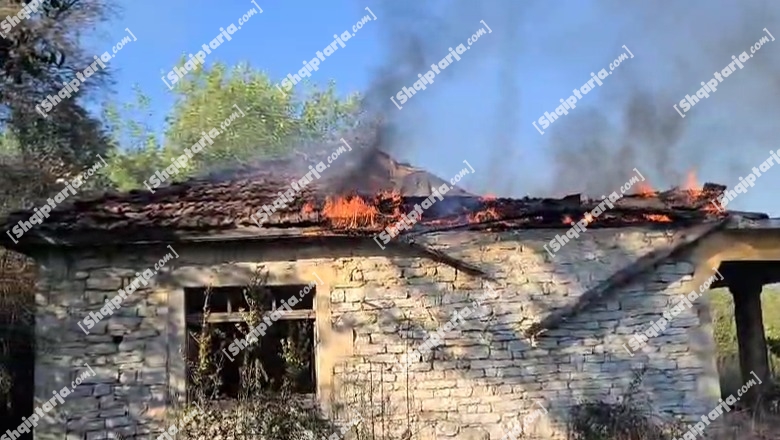 Zjarr në Mirditë, digjen dy banesa të braktisura, 3 zjarrfikëse në terren (VIDEO)