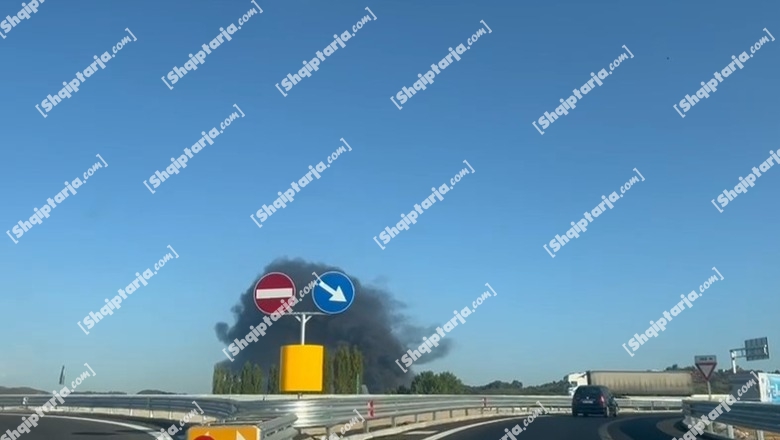 Përfshihet nga flakët magazina në autostradën Tiranë-Durrës, shtëllunga të mëdha tymi ‘mbulojnë’ zonën (VIDEO)