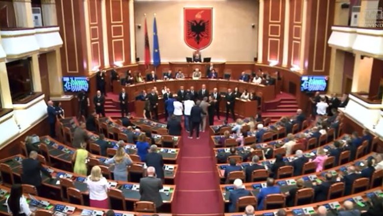 Momenti i votimit në parlament për shkarkimin dhe emërimin e ministrave/ Ori Nebiaj shtyp butonin elektronik edhe për Bardhin, Bashën dhe Tabakun