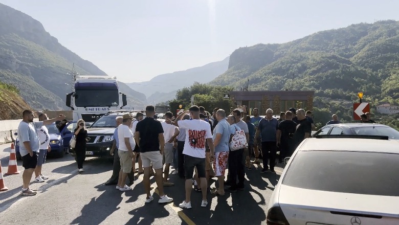 Protesta e banorëve në aksin rrugor Librazhd-Elbasan, policia procedon 5 persona