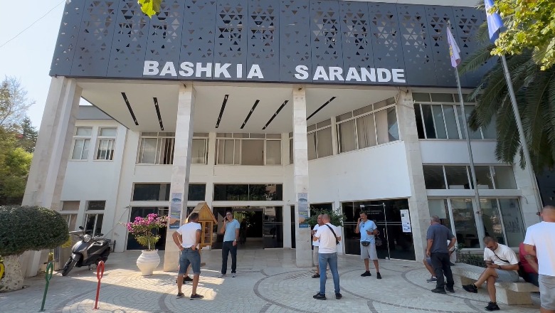 Taksistët e vetëpunësuar në protestë, Bashkia e Sarandës tërhiqet nga vendimi për licencimin e taksive elektrike