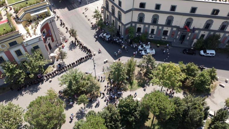 FOTO/ Militantët braktisin Berishën, firojnë çdo ditë e më shumë! Në protestën para bashkisë numërohen me gishta