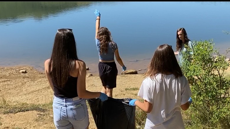 Vizitorët ndotin brigjet e liqenit të Kallabakut në Kukës! Të rinjtë angazhohen vullnetarisht në aksion pastrimi