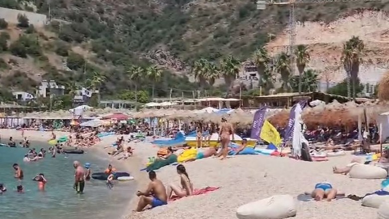 VIDEO/ Rama publikon pamjet e pushuesve në plazh dhe ironizon: Jala plot me patronazhistë