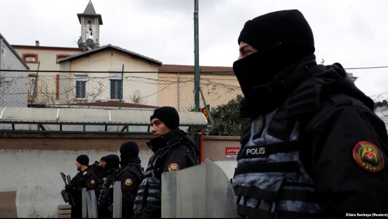 Turqia arreston 99 anëtarë të dyshuar të IS-it