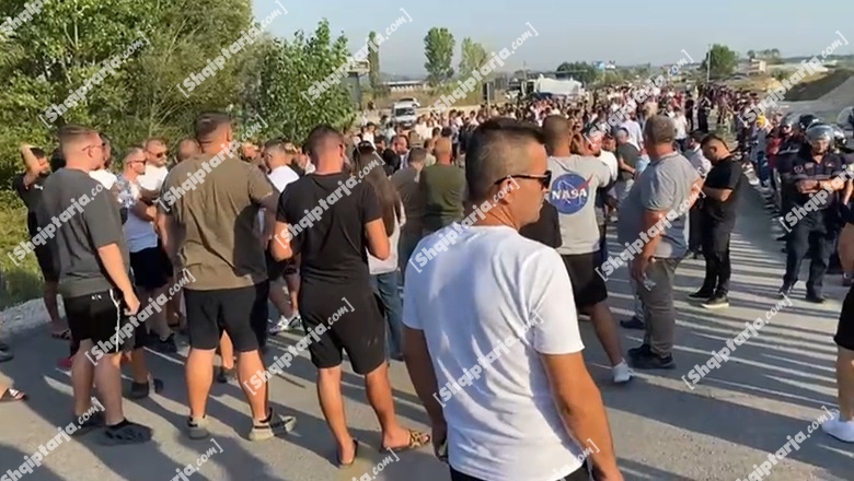 Banorët e Krujës e Fushë-Krujës sërish në protestë! Bllokojnë aksin Thumanë-Kashar! Përplasen me forcat e policisë