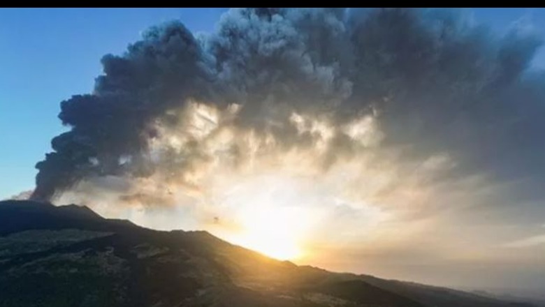 Riaktivizohet për herë të pestë vullkani Etna, reja shkon në 10 kilometra lartësi, ndërpriten fluturimet në aeroportin e Katanias