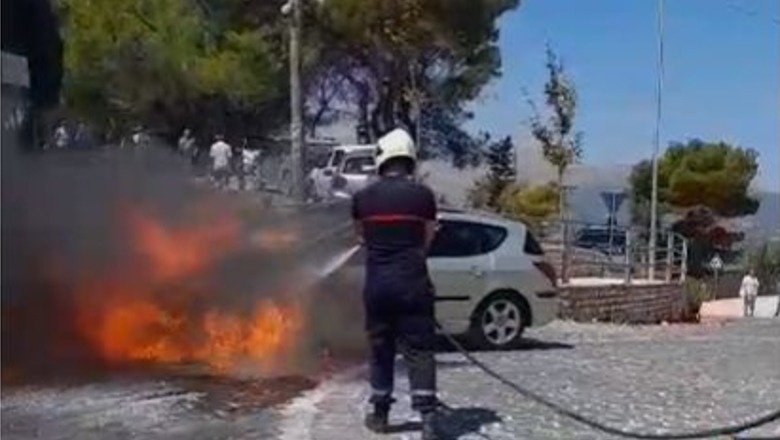 Makina shpërthen në flakë gjatë ecjes, shpëtojnë për mrekulli 4 turistët në Berat, e kishin marrë me qira