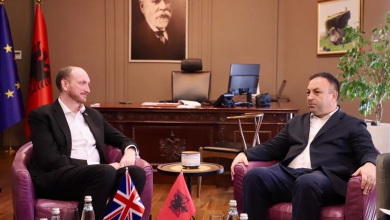 Ministri Hoxha pret ambasadorin britanik: Forcojmë partneritetin strategjik mes dy vendeve tona