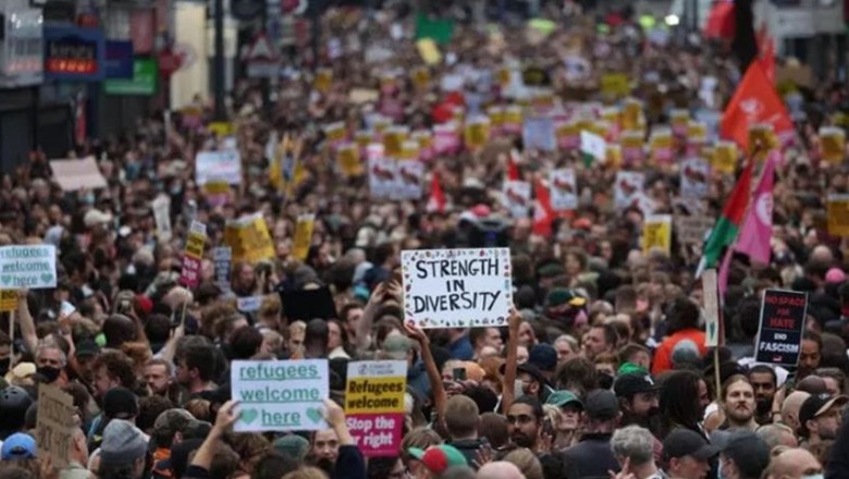 Britani, mijëra në protesta paqësore kundër racizmit: PO refugjatëve, JO urrejtjes