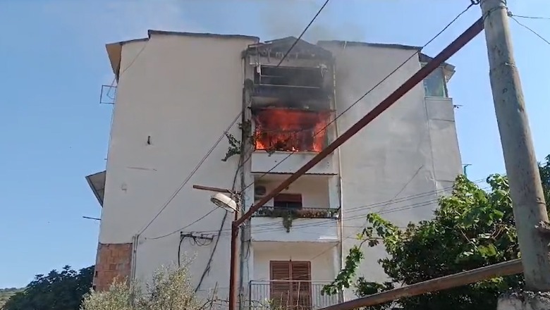 Lushnjë/ Zjarri shkrumbon apartamentin, shkak dyshohet një shkëndijë elektrike. I moshuari u ndje keq kur pa shtëpinë në flakë, përfundon në spital