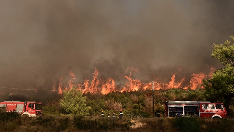 Greqi/ Zjarri i përmasave të mëdha del jashtë kontrollit në periferi të Athinës! Digjen dhjetra banesa dhe makina, evakuohen banorët