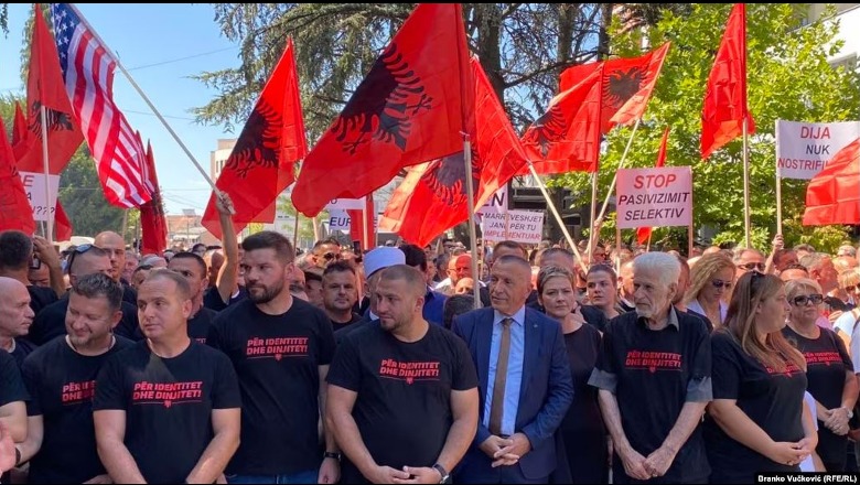 Shqiptarët e Luginës së Preshevës dalin në protestë kundër qeverisë serbe: Duam libra shqip!