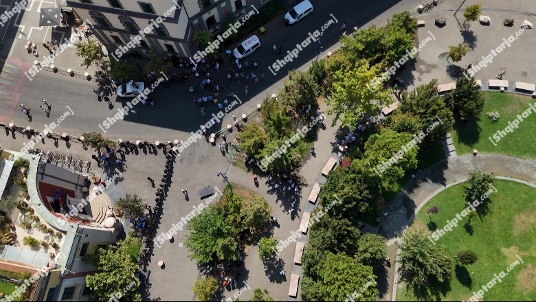 Dështon sërish protesta e opozitës para bashkisë së Tiranës! Pamjet me dron! Shikoni sa pak janë! Këlliçi sulmon ndërkombëtarët: Jeni të kapur