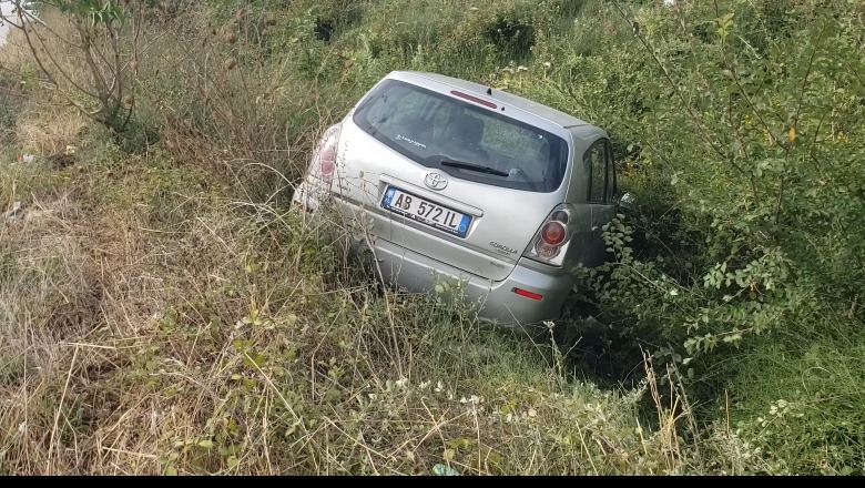 VIDEO/ Shoferi i ‘Mercedes’-it parakalon gabim ‘Toyota’-n dhe e hedh në kanal, nuk ka të lënduar! Shoqërohet shoferi i dyshuar, do i bëhet dhe test alkooli