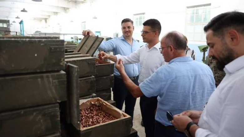 FOTOT/ Rijetëzimi i Industrisë Ushtarake, ministri Vengu vizitë në Uzinën Mekanike në Gramsh