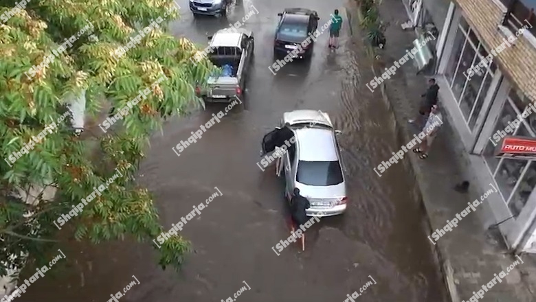 VIDEO/ Shirat përmbytin Librazhdin, makinat ngecin në rrugë! Qytetarët i japin një të shtyrë automjetit