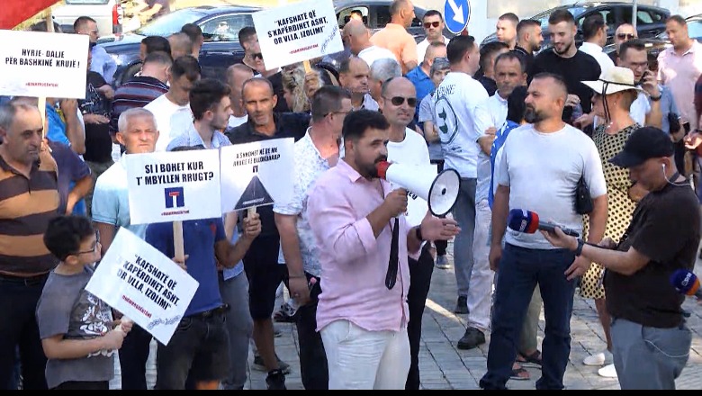 Kërkojnë akses në rrugën Thumanë-Kashar, banorët protestë para Kuvendit