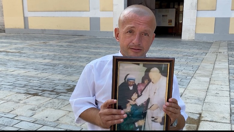 “Nënë Tereza më ngriti në këmbë, gjithë jetën ia dedikoj asaj!” Rrëfimi i rrallë i Ardit Mancakut, në ditën e shenjtores shqiptare