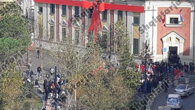 Protesta e opozitës para Bashkisë në orën 11:00, Policia njofton masat dhe akset që bllokohen: Ja rrugët që duhet të përdorni!