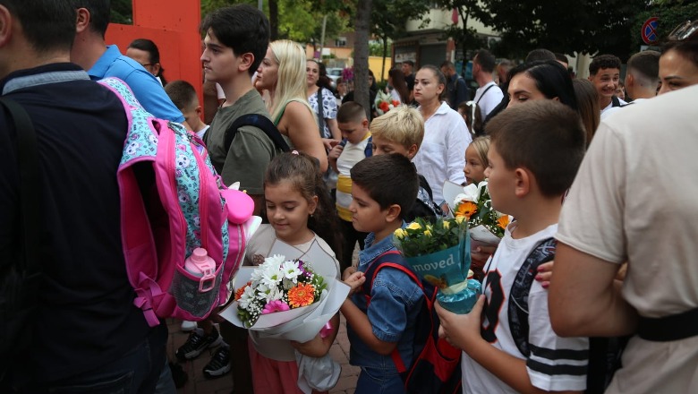 Mësimi në Lushnjë nis me problematika, 3 shkolla ende në rikonstruksion, nxënësit transferohen te të tjerat dhe me turne! 445 fëmijë në klasën e parë, 234 më pak nga vjet 